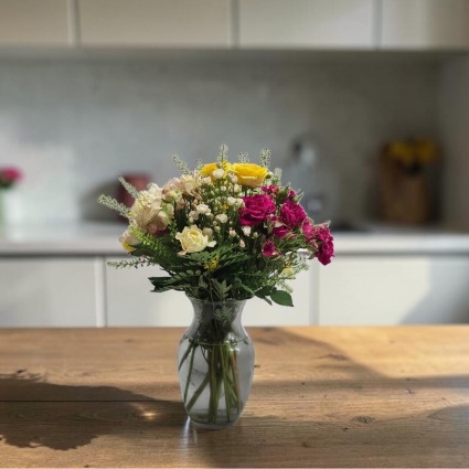100 Smiles Assorted Spray Rose Vase 