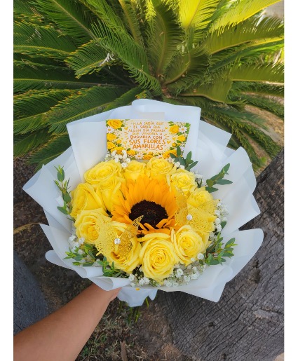 12 yellow roses w/ sunflower  