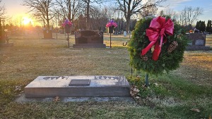 24” Holiday Cemetery Wreath Service 