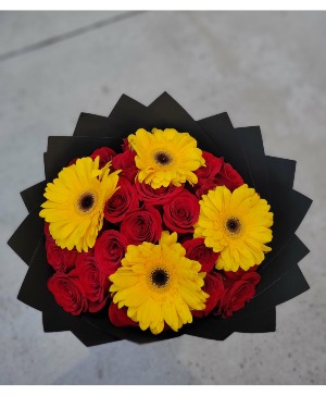 24 rose bouquet with yellow daisy 