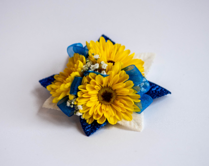 3 Daisy or Mini Carnation Corsage 