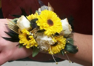 4 Spray Rose and Yellow Daisy Wristlet wristlet