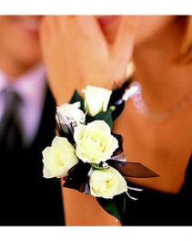 5 White Mini Roses Wristlet 