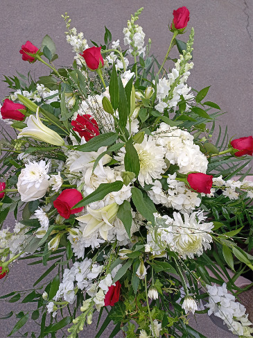 Easel Spray Designer's Choice in Glastonbury, CT | THE FLOWER DISTRICT