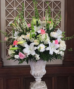 A Touch of Blush Table Arrangement