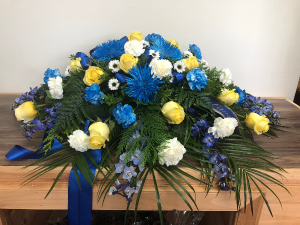 SS A touch of yellow Casket flowers