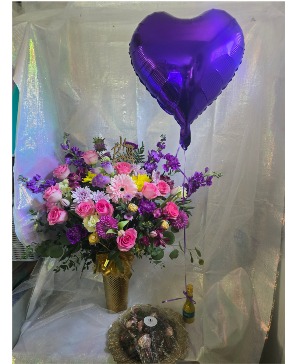 All she wants-bouquet, heart Balloon, strawberries Deluxe gift set