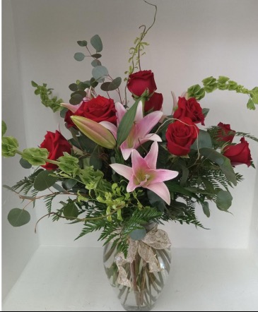 ANGELS LANDING Roses and Lilies Arrangement in Hurricane, UT | Wild Blooms