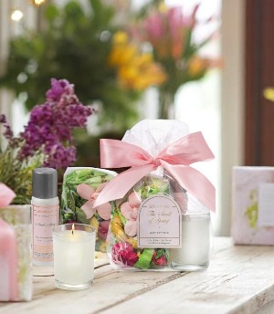Aromantique Home Fragrance Gift Set Potpourri, Candle & Room Spray - Warm, Floral & Woodsy Fragrance