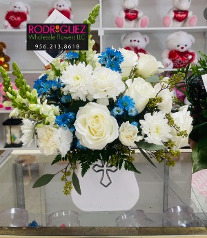 Arrangement in a cross with vase: white with blue 