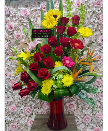 R6: Arrangement in vase 16 Roses