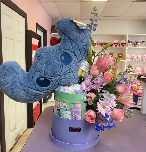 Arrangement made in a wooden box Plushies are not included, peluches no van incluidos. *You will have to bring your own plushies, tendria usted que traer su propio peluche. *Price only includes the arrangement, precio solamente incluye el arreglo