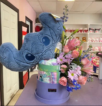Arrangement made in a wooden box Plushies are not included, peluches no van incluidos. *You will have to bring your own plushies, tendria usted que traer su propio peluche. *Price only includes the arrangement, precio solamente incluye el arreglo