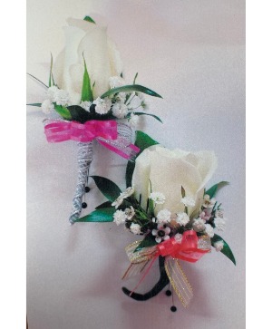 B8 White Rose Boutonniere 