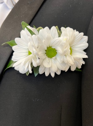 B9-14   Daisy  Pocket Boutonniere