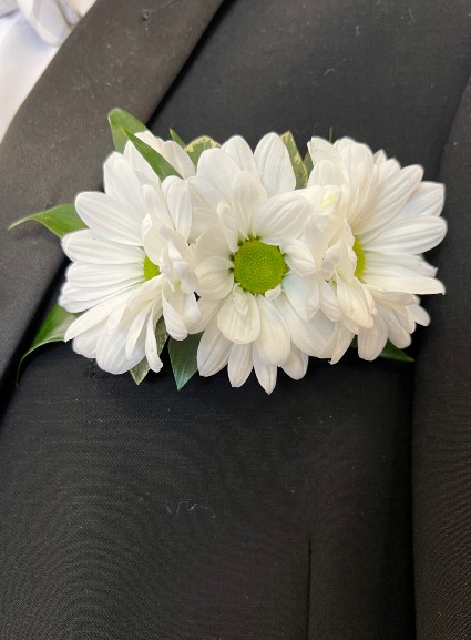 B9-14   Daisy  Pocket Boutonniere