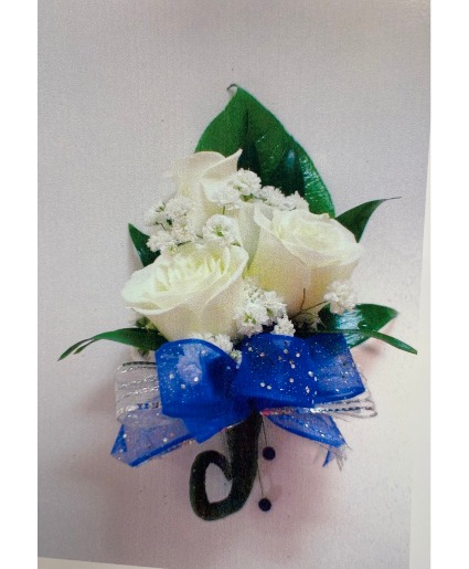 B9 3 Spray Roses Boutonniere 