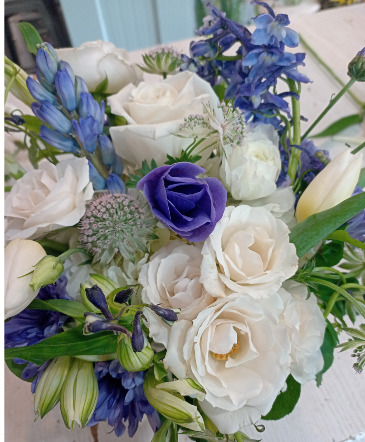 Beach Arrangement  Designer's Choice in Glastonbury, CT | THE FLOWER DISTRICT