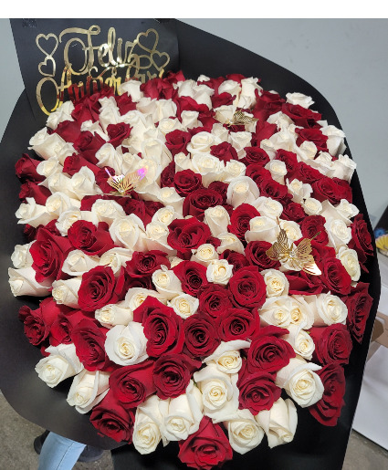 beautiful mix roses bouquet red and white bouquet 200 roses