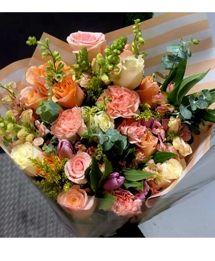 BEAUTIFUL PEACHE AND WHITES BOUQUET REDY FOR VASE BOUQUET WRAPPED READY FOR VASE