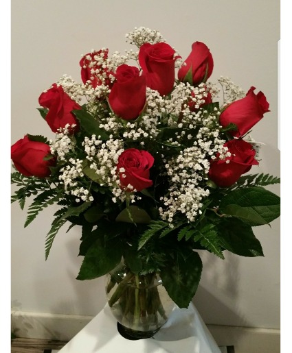 Beautiful red roses vase 
