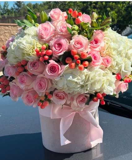 BERRY PINK BUCKET STUNNING PINK & WHITE FLOWER BUCKET 