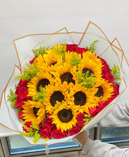 BIG SUN FLOWERS WITH ROSES 