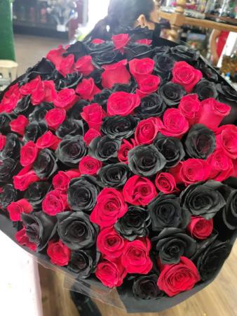 black and red rose bouq 200 roses 100 roses 350.00 in Paramount