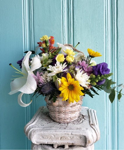 BLOOMING BASKET Flower Arrangement