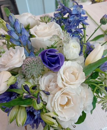 Winter Frosty  Designer's Choice in Glastonbury, CT | THE FLOWER DISTRICT