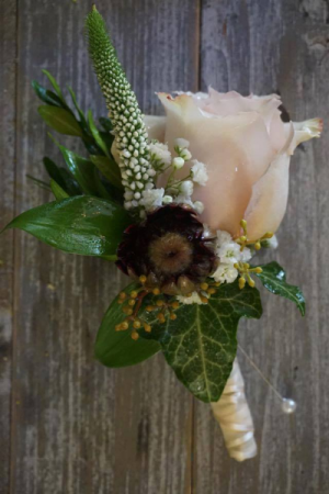 Blush Romance Boutonniere