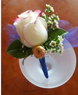 Blushing Bride Boutonniere 