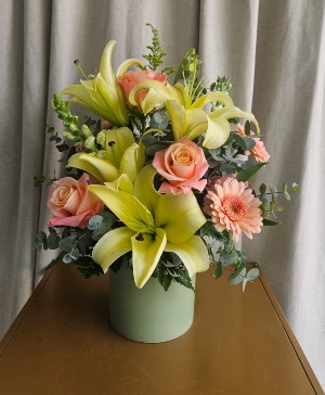 BOLD CERAMIC FRESH ARRANGEMENT