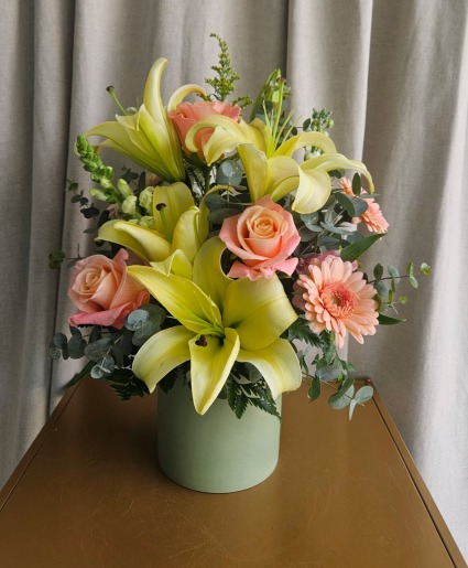 BOLD CERAMIC FRESH ARRANGEMENT