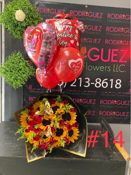BOUQUET  DE ROSAS CON GIRASOL YGLOBOS  