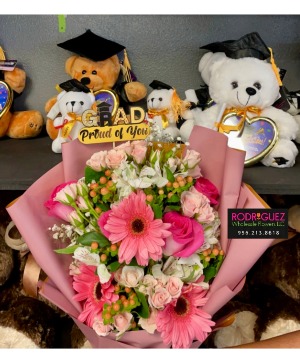 Bouquet With a mix of fresh flowers; roses, gerber daysies, and more.