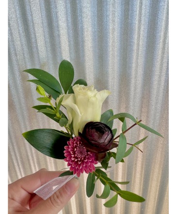 Boutonniere  in Laurel, MT | PLANTASIA FLOWERS, PLANTS & GIFTS