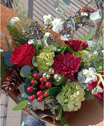 Christmas Bouquet Designer's Choice in Glastonbury, CT | THE FLOWER DISTRICT