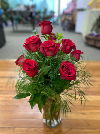 F n M Classic Dozen Red Roses 
