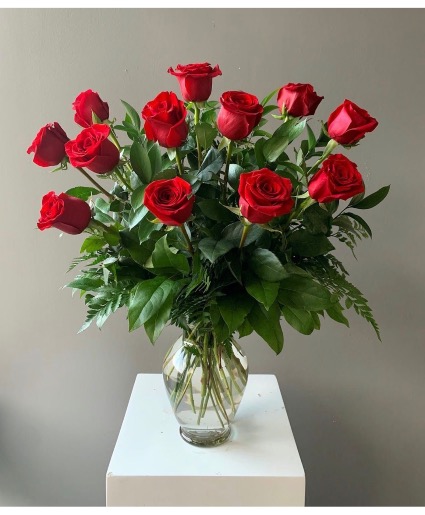 Classic Dozen Roses 