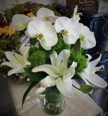 Classic White Vase Arrangement in Darien, CT | DARIEN FLOWERS