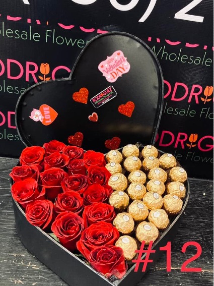 CORAZON  ROSASCON CHOCOLATES 