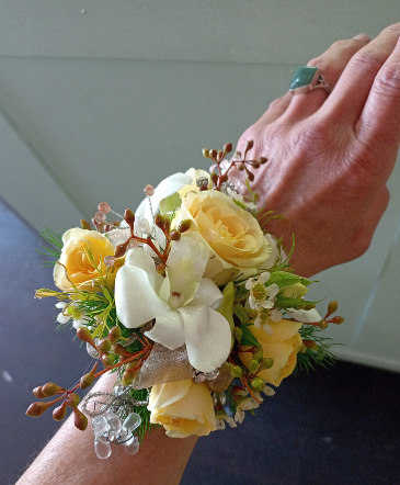 Corsage XL   in Glastonbury, CT | THE FLOWER DISTRICT