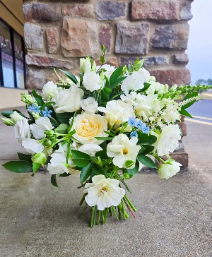 CREAM AND BLUE BOUQUET 
