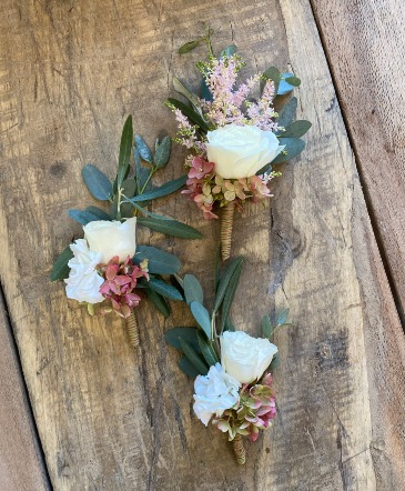 Sweet Romantic Boutonniere in La Grande, OR | FITZGERALD FLOWERS