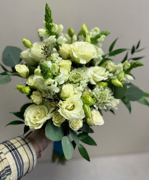 Cream Designers Choice Handheld bouquet