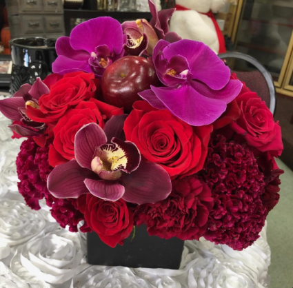 cube red & Burgundy peony, amaryllis, rosés Valentine