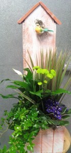 D109 birdhouse planter
