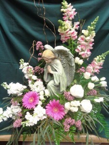 D369 kneeling angel with flowers