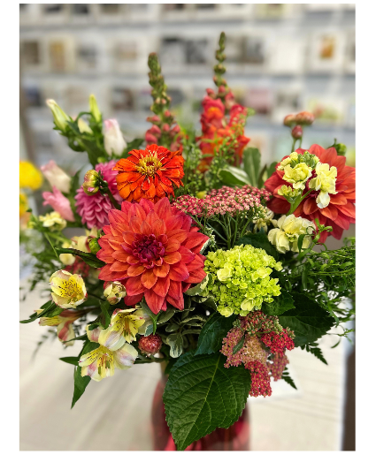Dahlia Dukes - Summer Premium Special vase arrangement